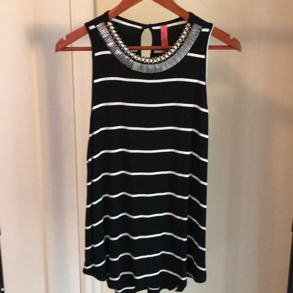 Sleeveless blouse with necklace